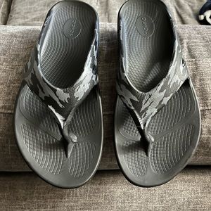 OOFOS BLACK/GREY CAMO FLIP FLOPS, like new, don’t remember ever wearing ..